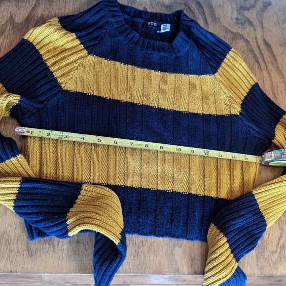 Urban Outfitters Cropped Sweater - Picture 3 of 4